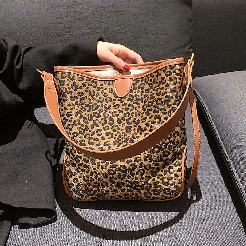 Повседневные леопардовые сумки-ведра через плечо из искусственной кожи для женщин 2021, модные дорожные сумки через плечо, женские брендовые ... 
Повседневные леопардовые сумки-ведра через плечо из искусственной кожи для женщин 2021, модные дорожные сумки через плечо, женские брендовые ...