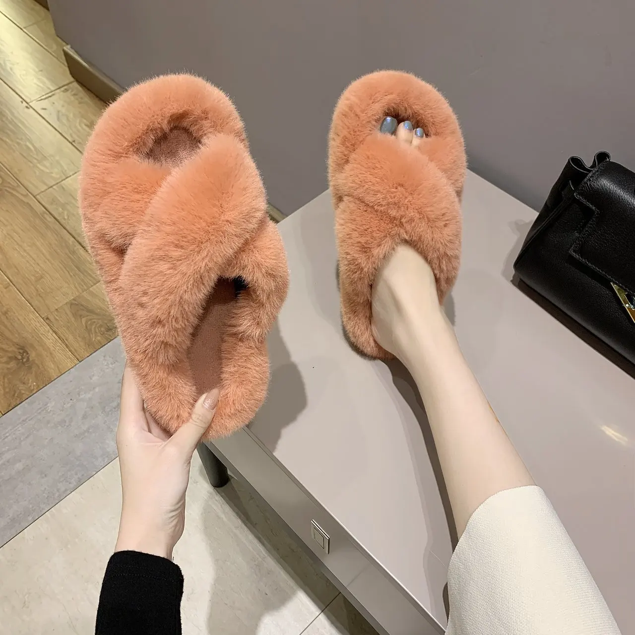 2020 Winter Warm Woolen Slippers Women's Outdoor Indoor Plush Open Toe Cross-band Slippers Flat Soft House Faux Fur Slides Shoes
2020 Winter Warm Woolen Slippers Women's Outdoor Indoor Plush Open Toe Cross-band Slippers Flat Soft House Faux Fur Slides Shoes