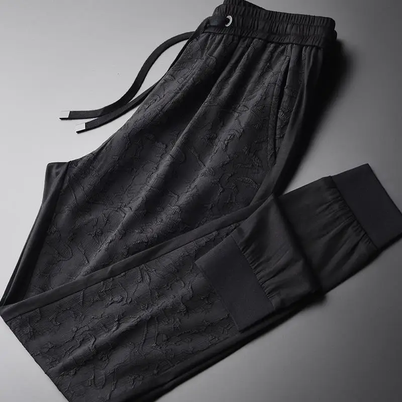 Front and back stitching design fashionable elastic leisure Leggings men's summer new middle-aged and young Harlan necked pants
Front and back stitching design fashionable elastic leisure Leggings men's summer new middle-aged and young Harlan necked pants