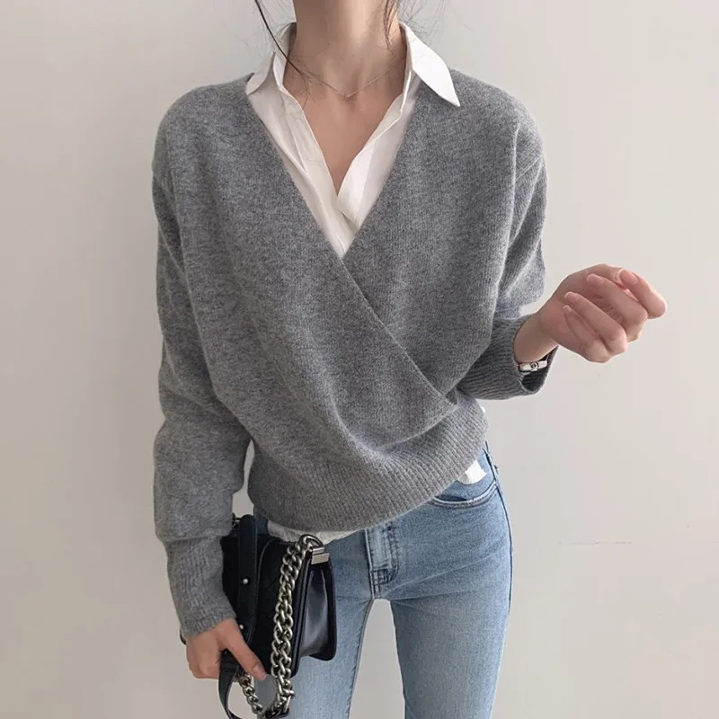 Женский вязаный свитер с V-образным вырезом 
Женский вязаный свитер с V-образным вырезом