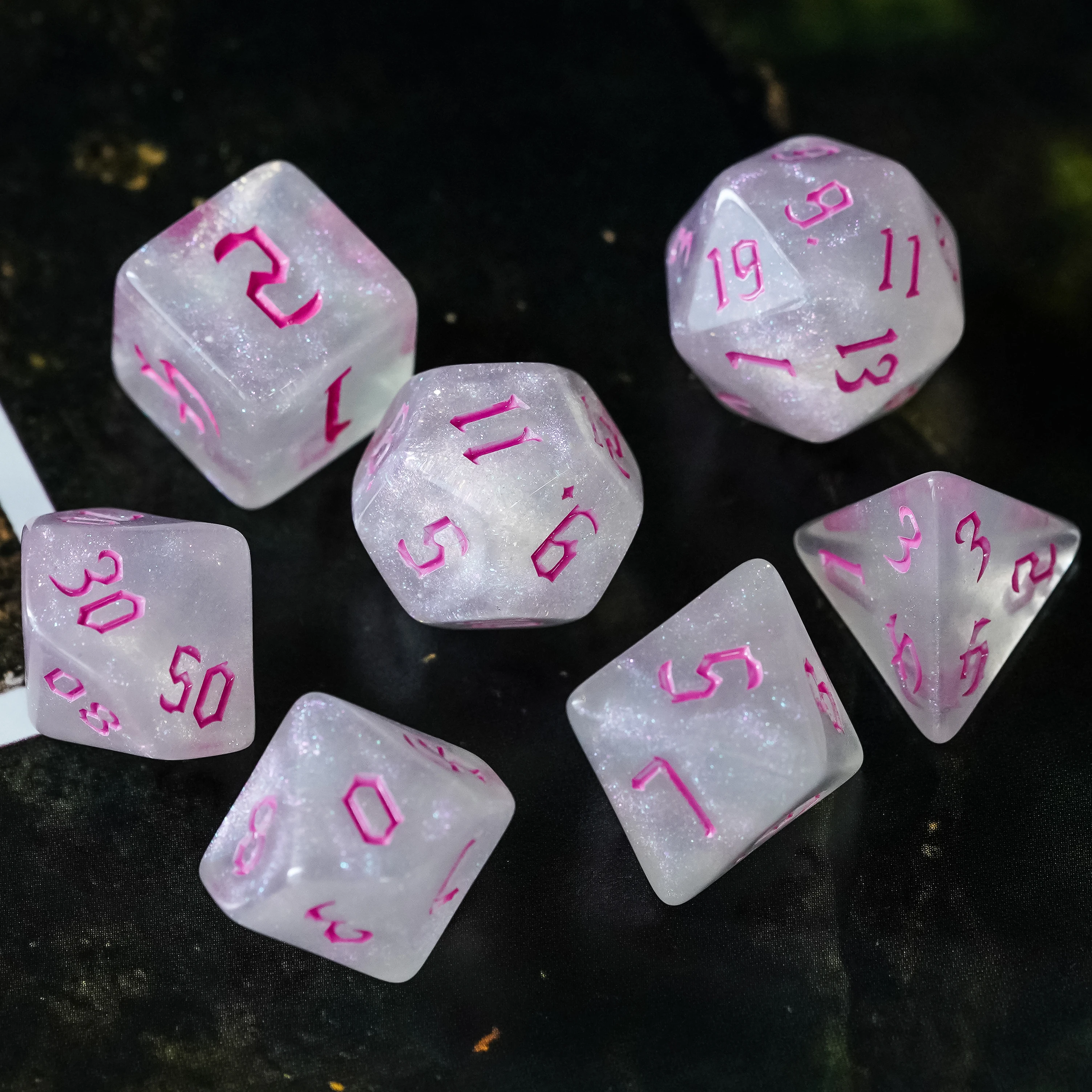 Poludie 7Pcs/Set Pink Font DND Dice Set D4 D6 D8 D10 D% D12 D20 Translucent Polyhedral Dice for Role Playing Board Game RPG MTG
Poludie 7Pcs/Set Pink Font DND Dice Set D4 D6 D8 D10 D% D12 D20 Translucent Polyhedral Dice for Role Playing Board Game RPG MTG