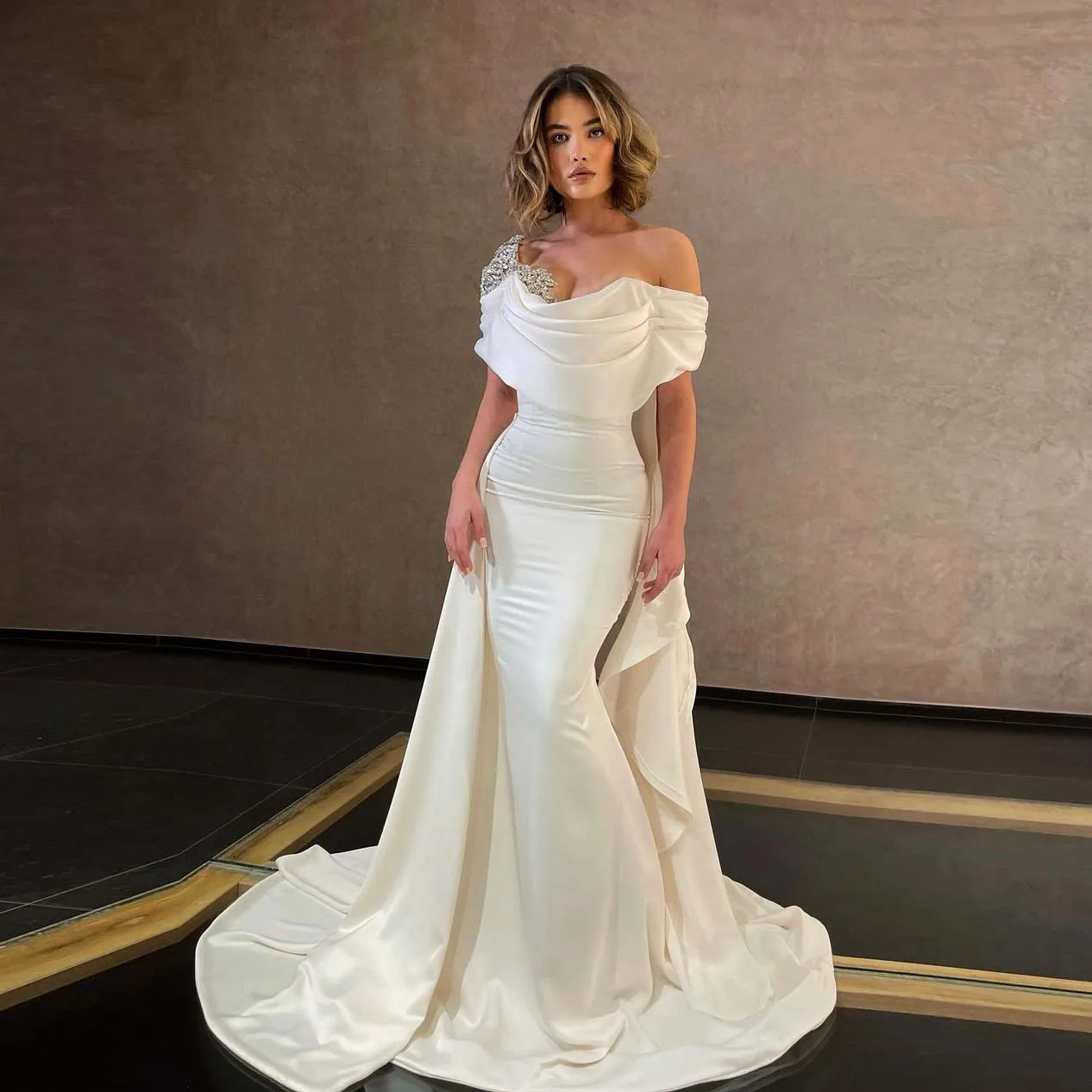 White Fashion Simple Elegant Evening Dress Off The Shoulder Crystals Floor Length With Train Photography Dubai Prom Dress
White Fashion Simple Elegant Evening Dress Off The Shoulder Crystals Floor Length With Train Photography Dubai Prom Dress