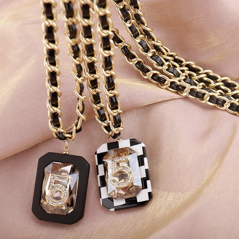 Long Necklace Female Japan South Korea New Net Red Big-name 5 Word Hanging Chain Autumn and Winter All-match Sweater Dress Chain
Long Necklace Female Japan South Korea New Net Red Big-name 5 Word Hanging Chain Autumn and Winter All-match Sweater Dress Chain