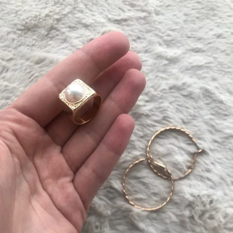 Фото Элегантное изящное золотое покрытие с гравировкой и квадратной поверхностью