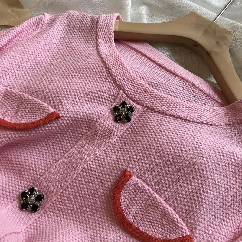 Summer small fragrance pink knit suit net red small casual fashion western style half-length skirt two-piece suit 
Summer small fragrance pink knit suit net red small casual fashion western style half-length skirt two-piece suit