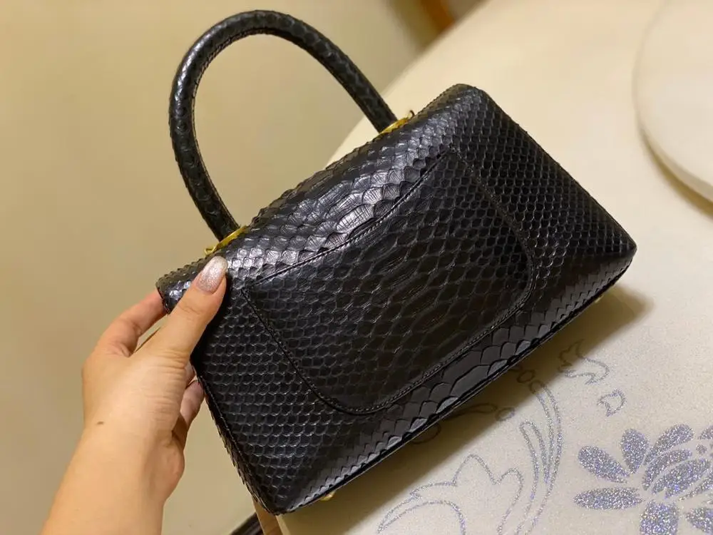 Top quality genuine leather Python skin ladies handbags special design Classic totes shoulder bags
Top quality genuine leather Python skin ladies handbags special design Classic totes shoulder bags