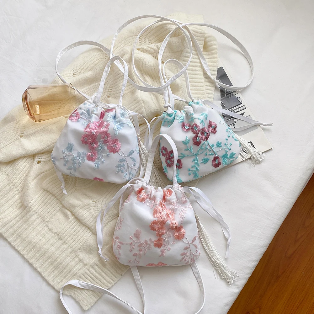 Новая национальная сумка через плечо с цветочной вышивкой, женские кружевные сумки через плечо с кисточками и шнурком, повседневные многоф...
Новая национальная сумка через плечо с цветочной вышивкой, женские кружевные сумки через плечо с кисточками и шнурком, повседневные многоф...