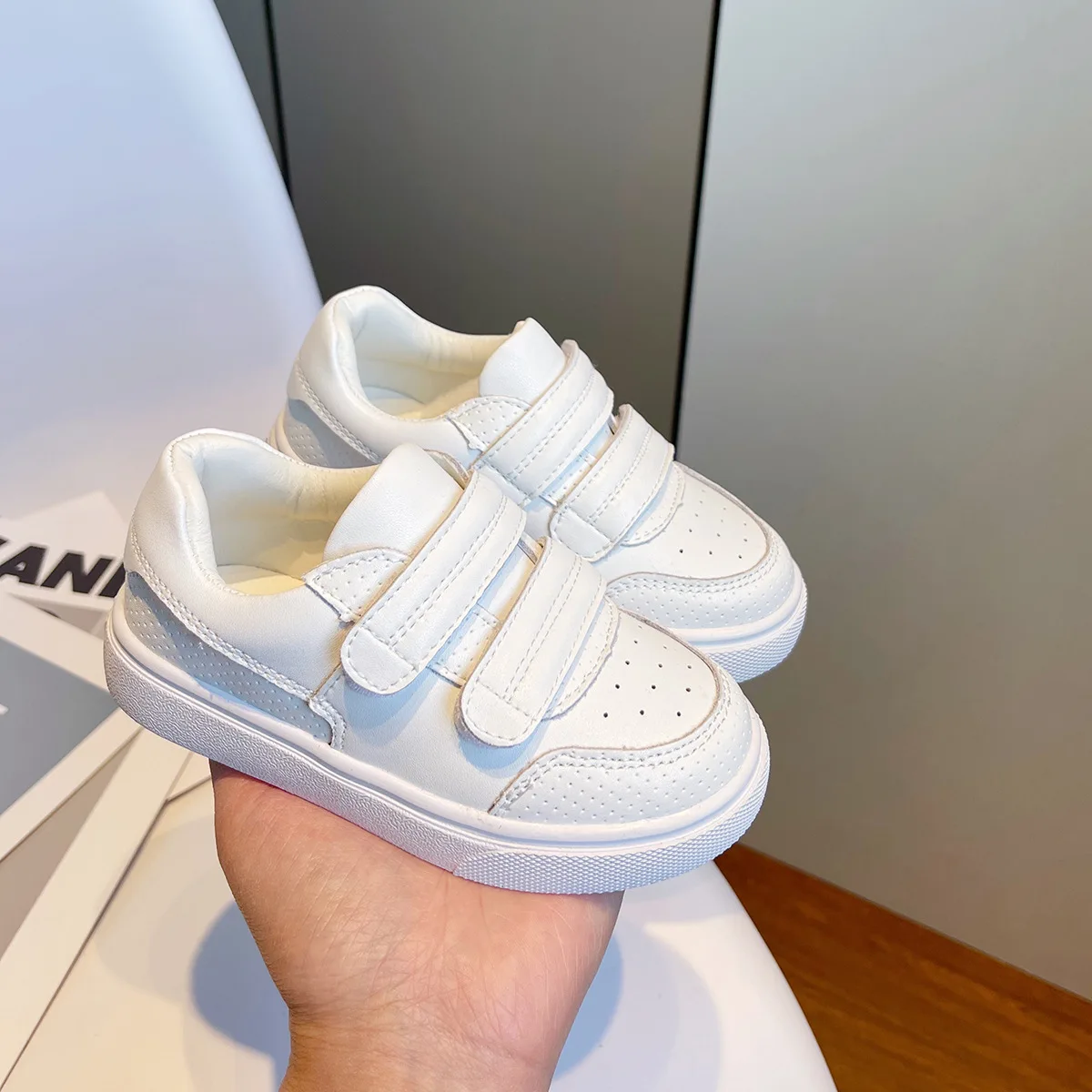 Children's Small White Shoes Leather Soft Bottom Shoes Sneakers White Fashion Baby Shoes for Boys and Girls Casual Kids Shoes
Children's Small White Shoes Leather Soft Bottom Shoes Sneakers White Fashion Baby Shoes for Boys and Girls Casual Kids Shoes