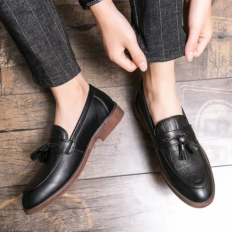 Men Dress Shoes Fringe Low Heel Slip On PU Leather Male Formal Shoes Fashion Designed Big Size 38-47 Mens Driving Shoes Loafers
Men Dress Shoes Fringe Low Heel Slip On PU Leather Male Formal Shoes Fashion Designed Big Size 38-47 Mens Driving Shoes Loafers