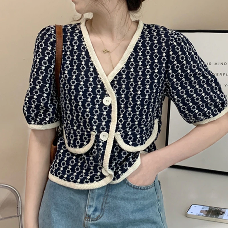 Женская рубашка с коротким рукавом, V-образным вырезом и принтом, Корейская нежная Свободная рубашка, женские повседневные однобортные Коро...
Женская рубашка с коротким рукавом, V-образным вырезом и принтом, Корейская нежная Свободная рубашка, женские повседневные однобортные Коро...