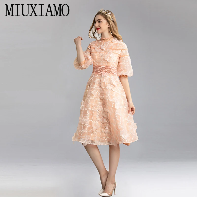 Фото MIUXIMAO высокое качество 2020 весеннее платье с 3D вышивкой цветок - купить