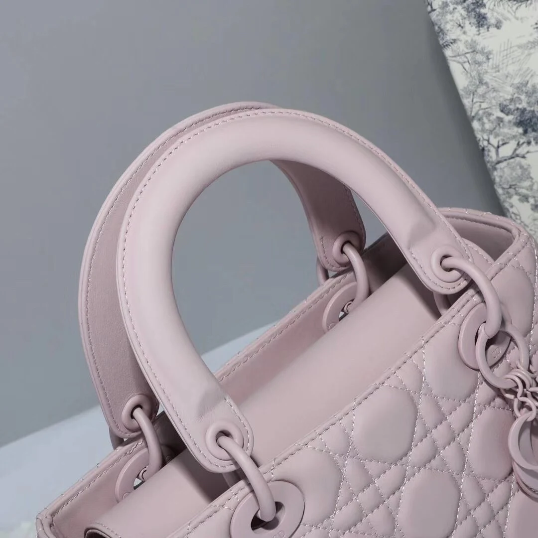 Classic Series Messenie Embroidered Small Square Package 100% Sheep Skin Luxury Designer Brand Shoulder Ladies Bag Summer
Classic Series Messenie Embroidered Small Square Package 100% Sheep Skin Luxury Designer Brand Shoulder Ladies Bag Summer