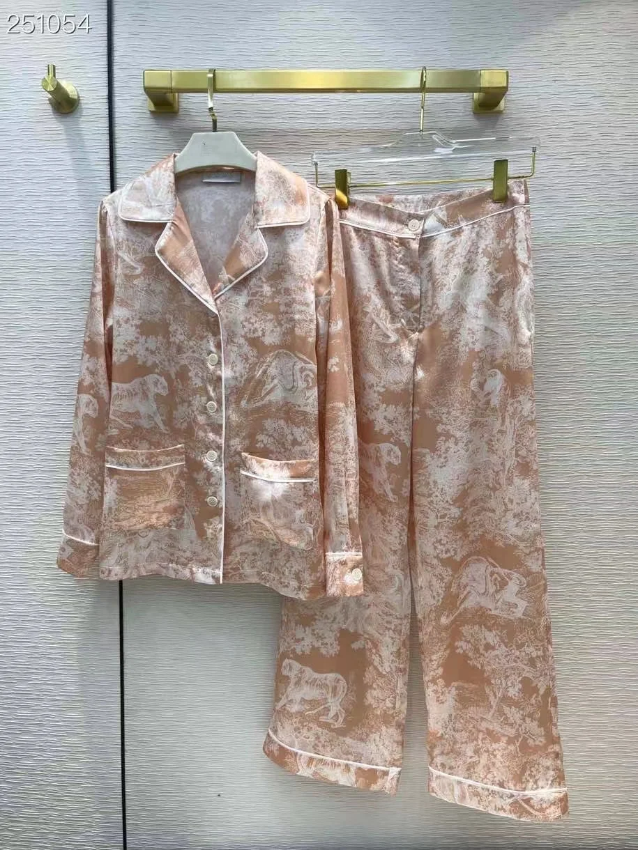Fashion Runway New Spring 2022 Casual Print Two Piece SetS Women Single Breasted Blouse + Long Loose Pants Fashion Suit
Fashion Runway New Spring 2022 Casual Print Two Piece SetS Women Single Breasted Blouse + Long Loose Pants Fashion Suit