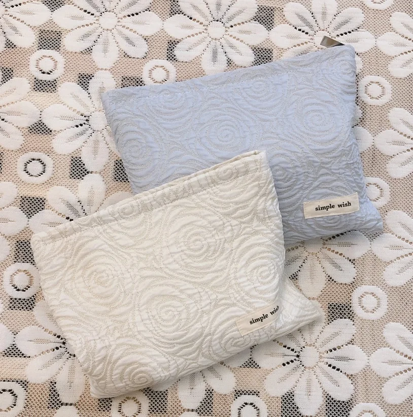 Retro Embossed Rose Makeup Bag Cotton Women Phone Pouch Wrist Cosmetic Organizer Bag Blue White Zipper Beauty Pouch Daily Clutch
Retro Embossed Rose Makeup Bag Cotton Women Phone Pouch Wrist Cosmetic Organizer Bag Blue White Zipper Beauty Pouch Daily Clutch