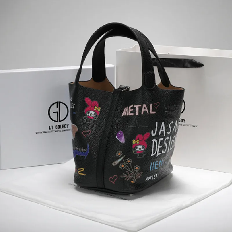 2021 New Fashion Classic Cartoon Pattern Graffiti Large Capacity Handbag Messenger Shoulder Bag Luxury Brand Designer Wallet Cc
2021 New Fashion Classic Cartoon Pattern Graffiti Large Capacity Handbag Messenger Shoulder Bag Luxury Brand Designer Wallet Cc