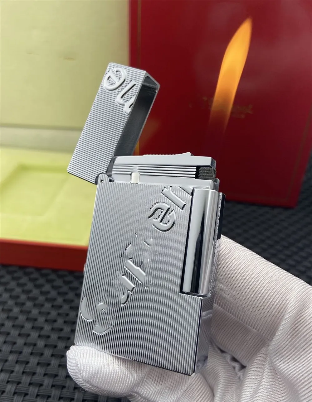 S.T Memorial D upont lighter Bright Sound! New With the Box and Adapter Serial number TL48
S.T Memorial D upont lighter Bright Sound! New With the Box and Adapter Serial number TL48