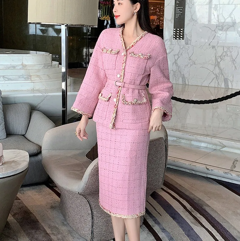 Женский твидовый костюм, пиджак с V-образным вырезом и юбка в офисном стиле, винтажный элегантный костюм, зима 2021
Женский твидовый костюм, пиджак с V-образным вырезом и юбка в офисном стиле, винтажный элегантный костюм, зима 2021