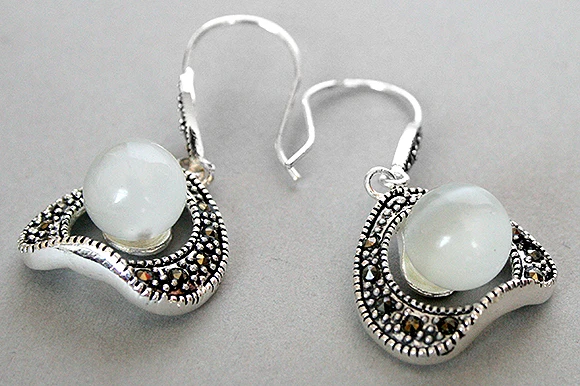 Hot sell Noble- VINTAGE 925 STERLING SILVER 10MM WHITE ROUND BEADS EARRINGS 1.5"
Hot sell Noble- VINTAGE 925 STERLING SILVER 10MM WHITE ROUND BEADS EARRINGS 1.5"