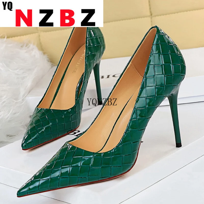 2022 Sexy Women Green 9.5cm High Heels Pumps Designer Patent Leather Stiletto Heels Scarpins Wedding Bridal Prom Shoes Plus Size
2022 Sexy Women Green 9.5cm High Heels Pumps Designer Patent Leather Stiletto Heels Scarpins Wedding Bridal Prom Shoes Plus Size