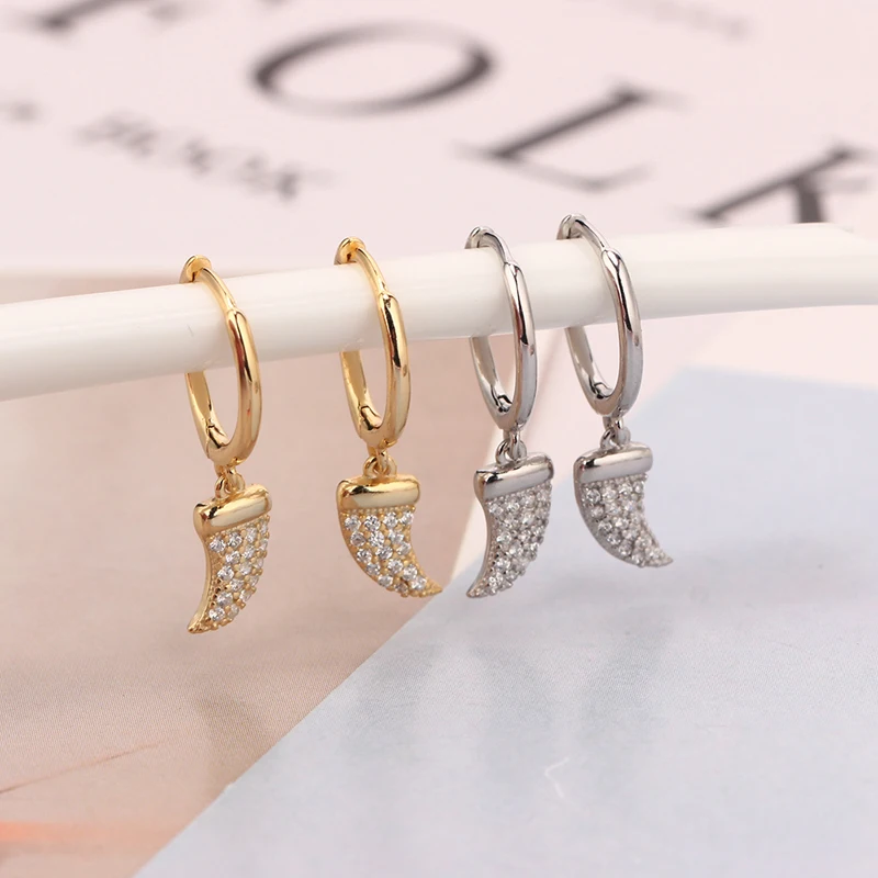 Simple Paved Sparking Clear Zircon Horn Charm Hoop Earrings for Women Fashion Delicate Women Girl Party Jewelry Pendientes
Simple Paved Sparking Clear Zircon Horn Charm Hoop Earrings for Women Fashion Delicate Women Girl Party Jewelry Pendientes