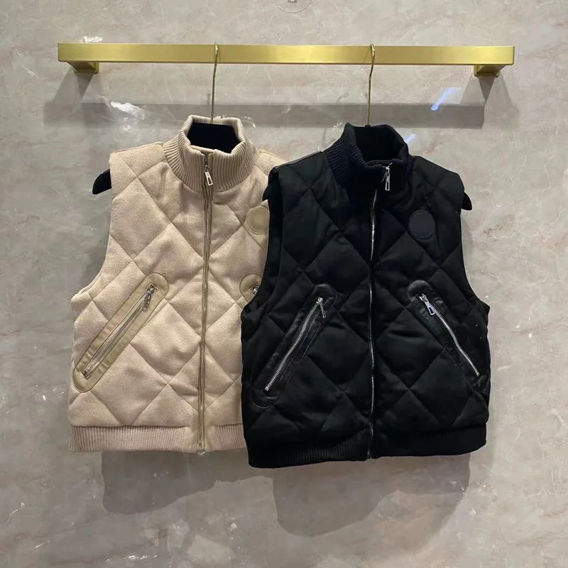 Женский жилет на молнии, с воротником-стойкой и карманами
Женский жилет на молнии, с воротником-стойкой и карманами