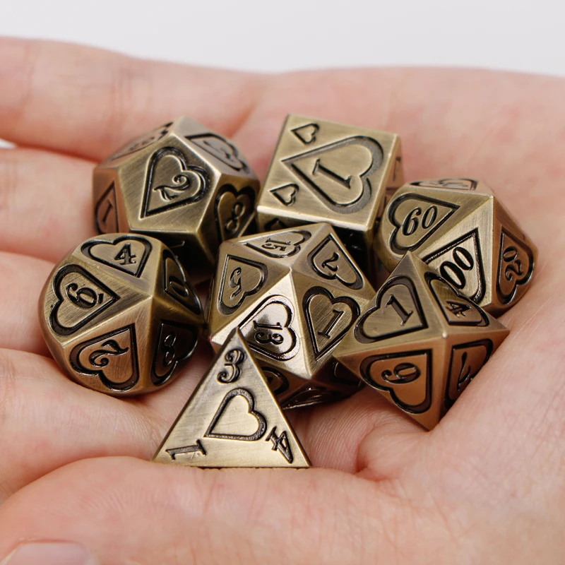 Металлические игральные кости Dnd комплект подземелья и дракон ролевой игры аксессуары MTG многогранные 20 кубика чехол «любящее сердце» 7 шт. ...
Металлические игральные кости Dnd комплект подземелья и дракон ролевой игры аксессуары MTG многогранные 20 кубика чехол «любящее сердце» 7 шт. ...