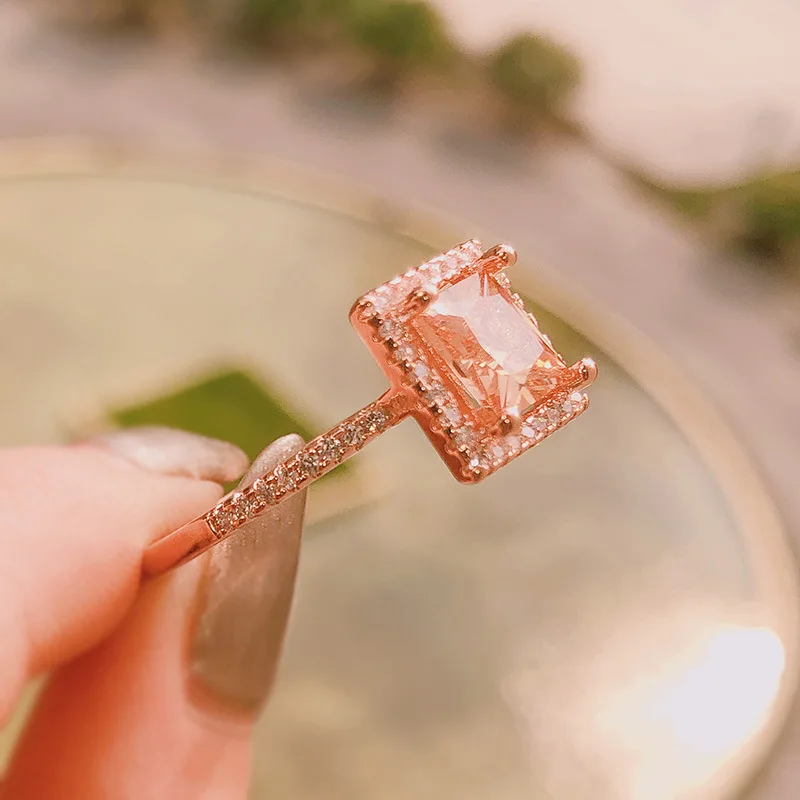 Fashion OL Champagne Square Diamond Ring Luxury Rose Gold Inlaid Zircon Noble Elegant Lady Manufacturers Wholesale
Fashion OL Champagne Square Diamond Ring Luxury Rose Gold Inlaid Zircon Noble Elegant Lady Manufacturers Wholesale