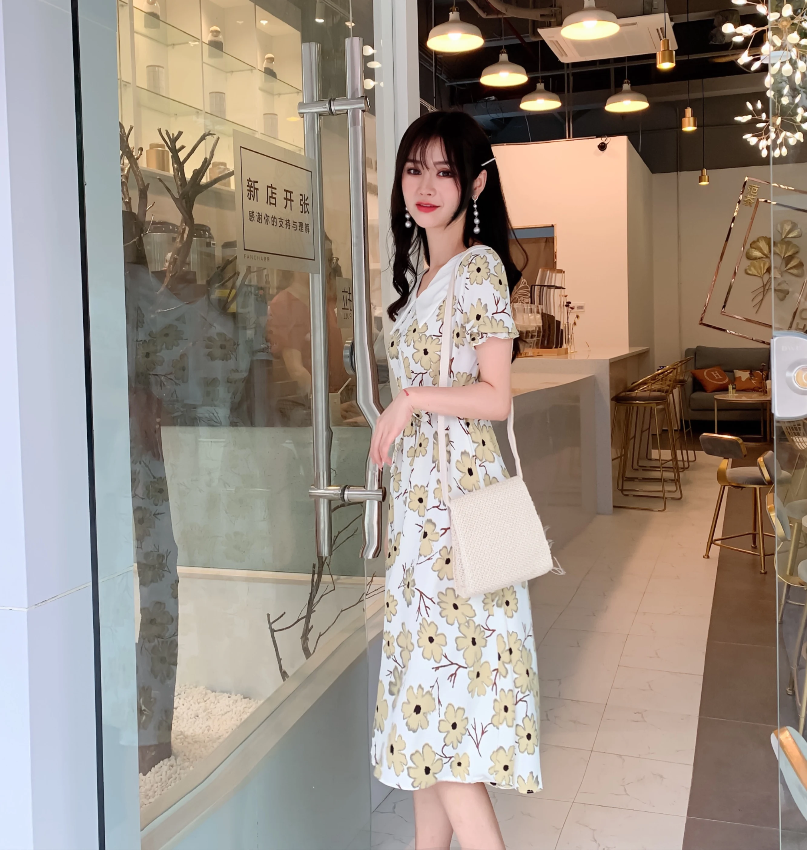 Deiivor new flat Satin baby collar with sweet temperament and slim waist, contrast color spring medium length dress
Deiivor new flat Satin baby collar with sweet temperament and slim waist, contrast color spring medium length dress