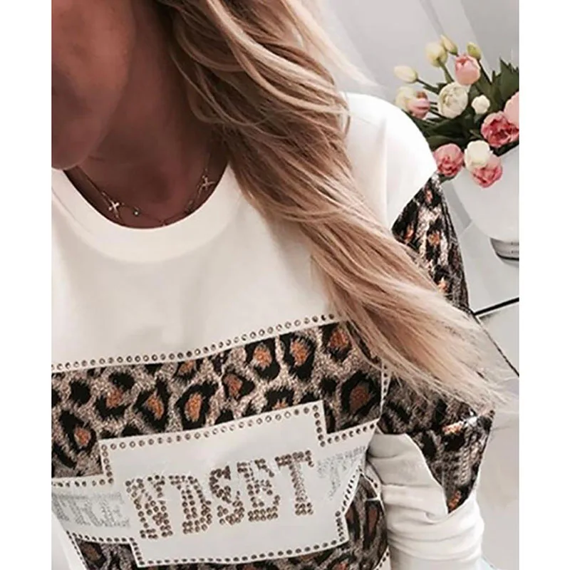 Женская футболка с леопардовым принтом украшенная деталями Повседневная