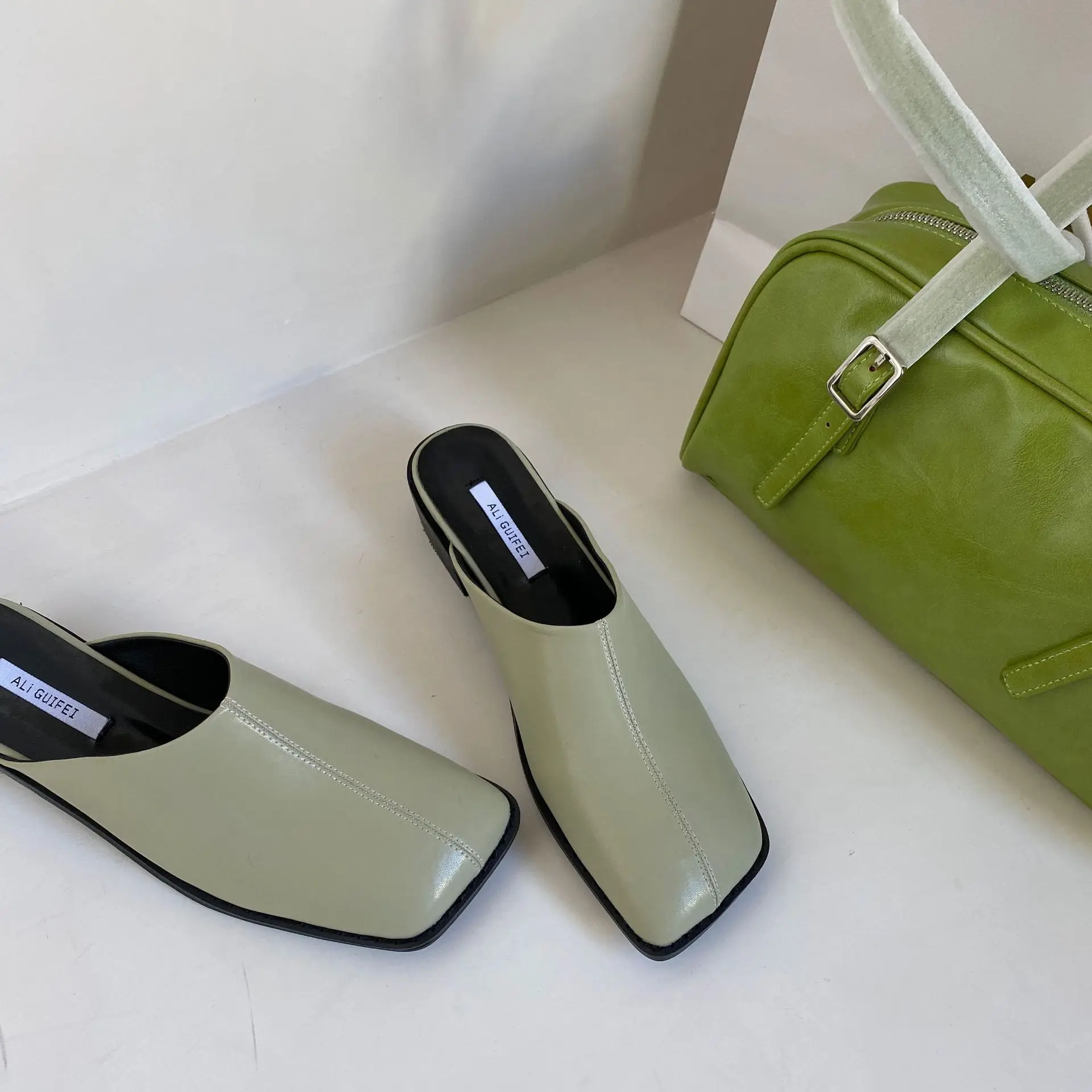 Shoes Women Female Slippers Med Mules Sexy Square heel Slides Cover Toe Low Fashion Soft 2021 Block Luxury Spring Rome PU Fabri
Shoes Women Female Slippers Med Mules Sexy Square heel Slides Cover Toe Low Fashion Soft 2021 Block Luxury Spring Rome PU Fabri