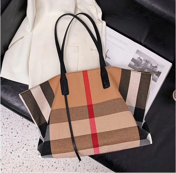 Large-capacity bag female 2021 summer new trend fashion plaid PU tote bag western style shoulder bag fashion bag
Large-capacity bag female 2021 summer new trend fashion plaid PU tote bag western style shoulder bag fashion bag