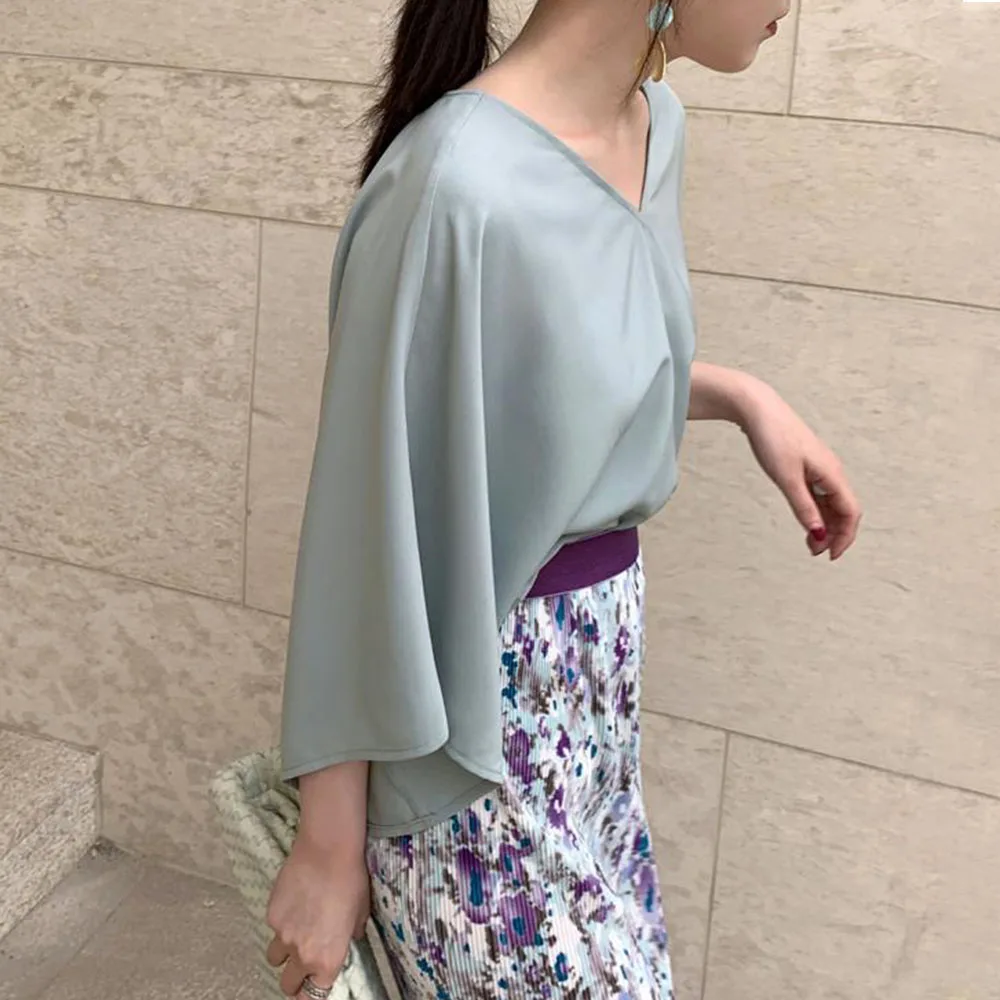 Western Style Blouse 2021 Spring Summer Fashion Temperament Loose Casual Solid Color Simple V-neck Bat Sleeve
Western Style Blouse 2021 Spring Summer Fashion Temperament Loose Casual Solid Color Simple V-neck Bat Sleeve