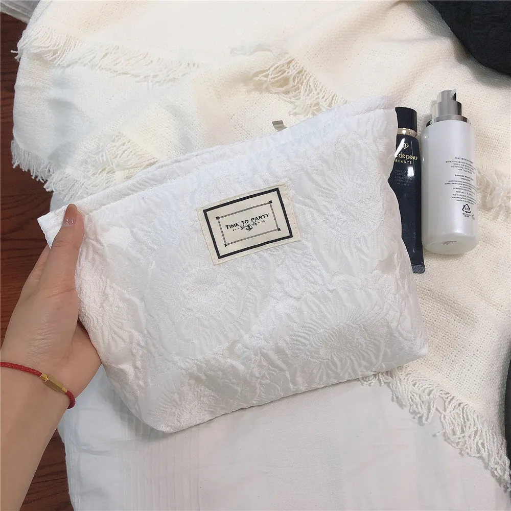 New Jacquard Fabric Cosmetic Bag Retro Floral Make Up Bag Organizer Large Women Toiletry Bag Girls Beauty Brush Storage Clutch
New Jacquard Fabric Cosmetic Bag Retro Floral Make Up Bag Organizer Large Women Toiletry Bag Girls Beauty Brush Storage Clutch