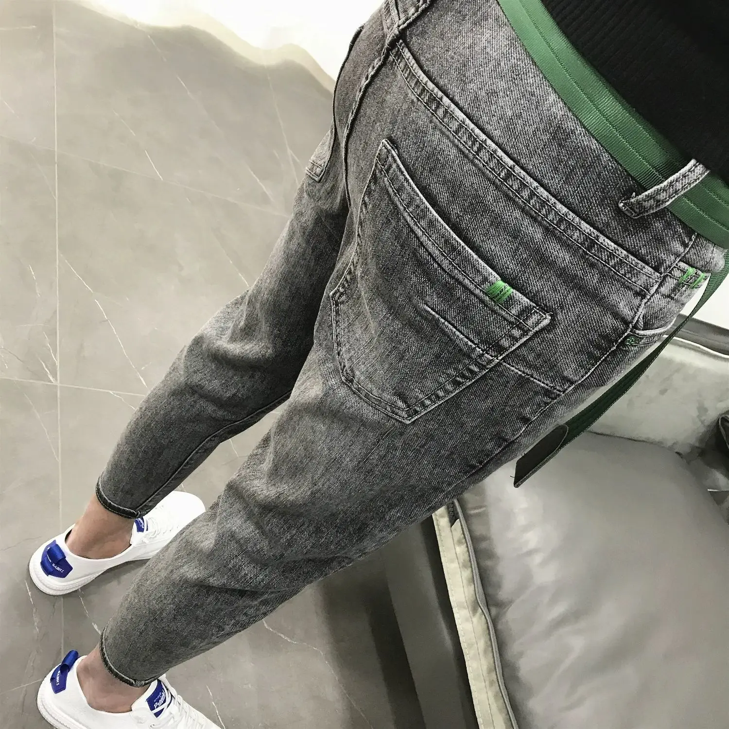 Spring and summer new Korean slim fit quarter jeans men's personalized tooling trend casual youth Leggings
Spring and summer new Korean slim fit quarter jeans men's personalized tooling trend casual youth Leggings
