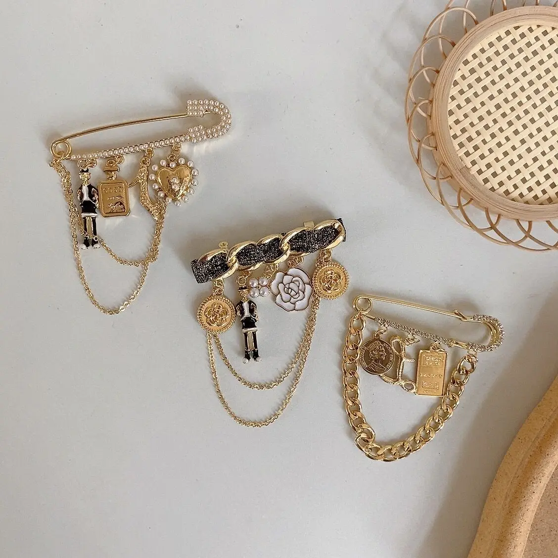 Office Sweet Tassel Letter Heart Scarf Clip Flower Chain Women Brooches Pearl Enamel Badges Korean Enamel Pin
Office Sweet Tassel Letter Heart Scarf Clip Flower Chain Women Brooches Pearl Enamel Badges Korean Enamel Pin