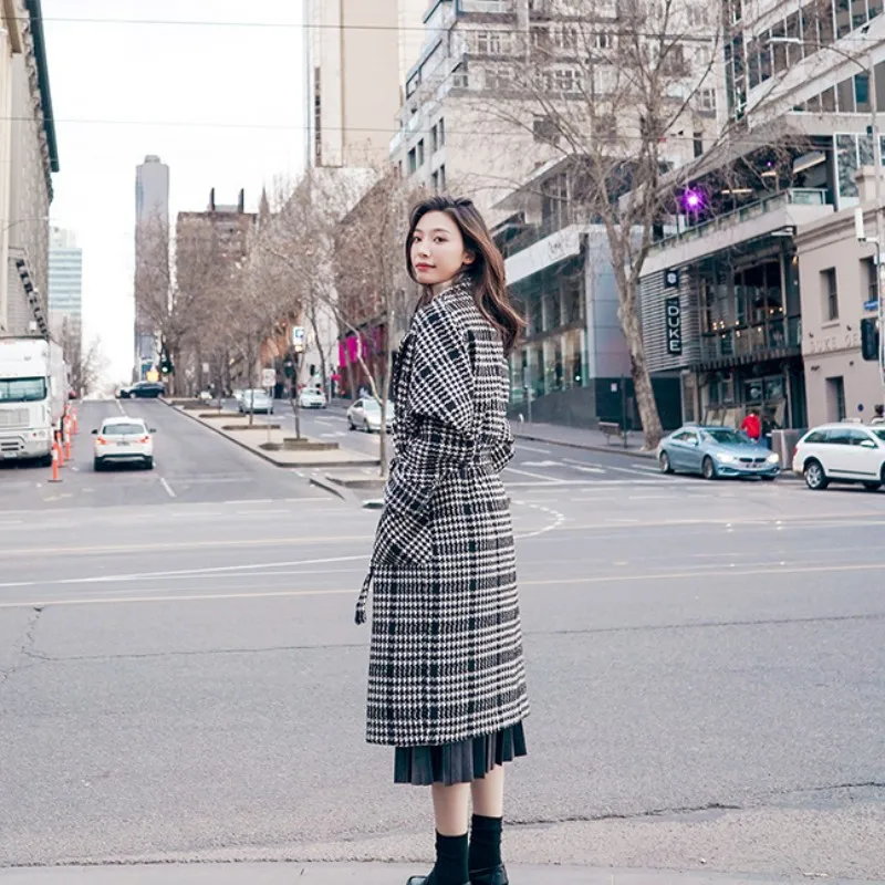 2021 Winter Thicken Warm Wool Blends Trench Women Classic Belt Black White Plaid Woolen Coat Office Ladies Elegant Long Overcoat
2021 Winter Thicken Warm Wool Blends Trench Women Classic Belt Black White Plaid Woolen Coat Office Ladies Elegant Long Overcoat