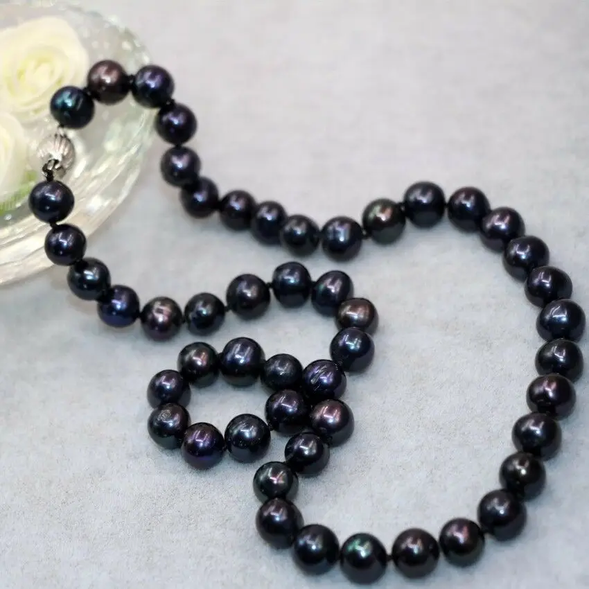 Long 35" 8-9mm Black cultured Pearl Necklace
Long 35" 8-9mm Black cultured Pearl Necklace