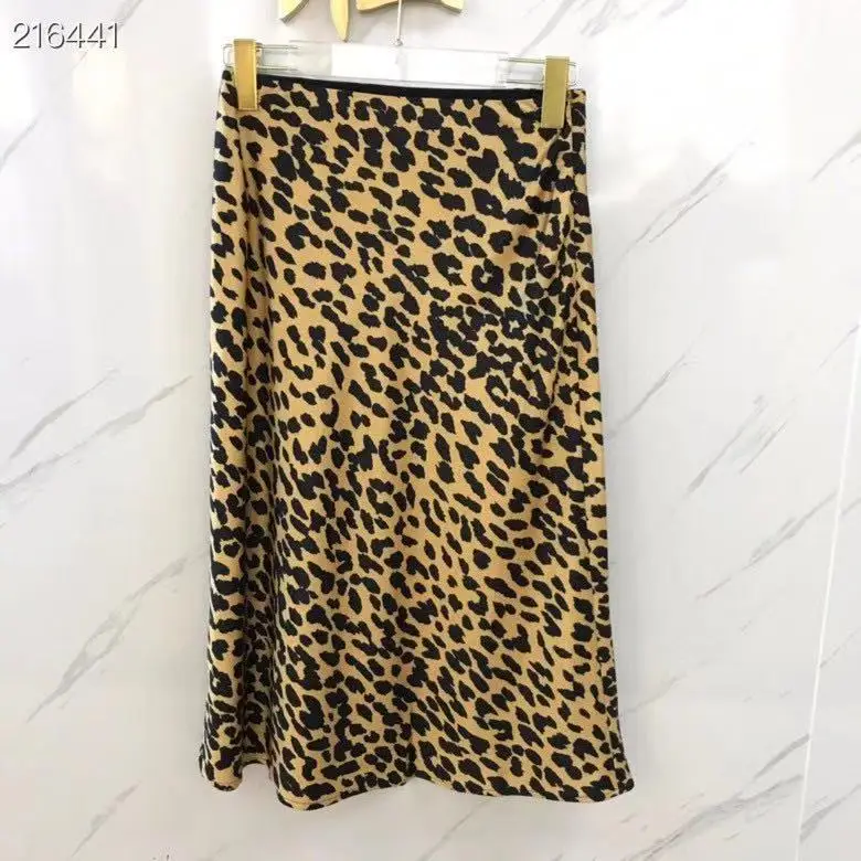 2021 New Spring Summer Collection Knee-Length Skirts Women Cotton Leopard Print Runway Design Fashion Hot Sale Skirt
2021 New Spring Summer Collection Knee-Length Skirts Women Cotton Leopard Print Runway Design Fashion Hot Sale Skirt
