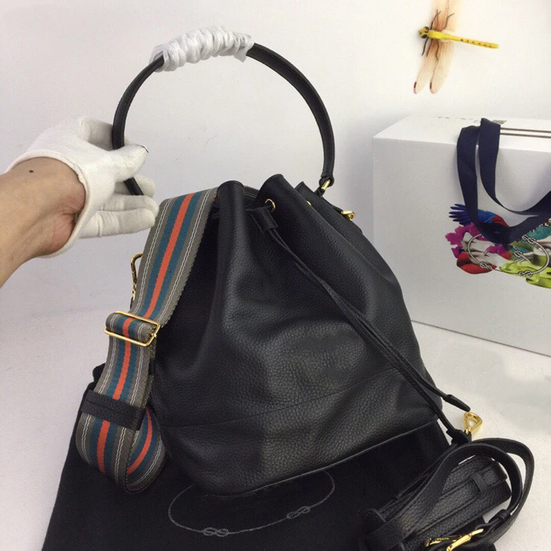 Ladies Luxury Handbags Classic Designer Wide Shoulder Strap Bucket Tote Bag High quality soft cowhide one-shoulder messenger bag
Ladies Luxury Handbags Classic Designer Wide Shoulder Strap Bucket Tote Bag High quality soft cowhide one-shoulder messenger bag