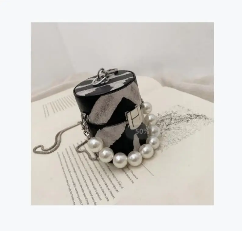Mini Leather Beading Crossbody Bags for Women 2021 Fashion Ladies Pearl Leather Chain Handbags and Purses Female Messenger Bags
Mini Leather Beading Crossbody Bags for Women 2021 Fashion Ladies Pearl Leather Chain Handbags and Purses Female Messenger Bags