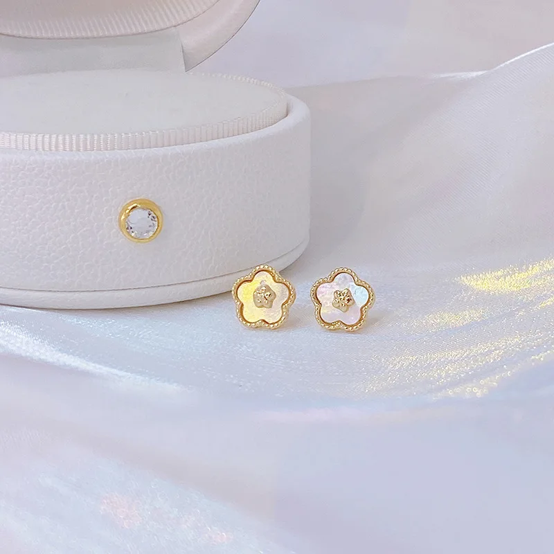 New design flower natural shell fairy temperament high-end simple earrings luxury 14K real gold stud earrings for women
New design flower natural shell fairy temperament high-end simple earrings luxury 14K real gold stud earrings for women