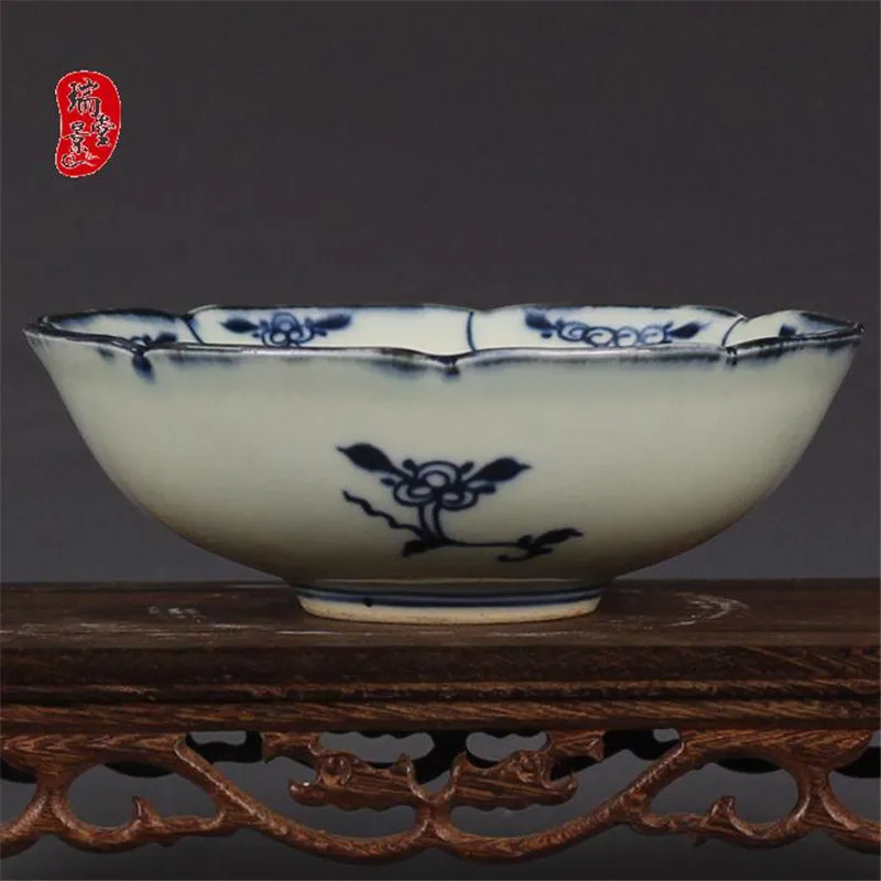 

Hand-painted blue-and-white bowls of Jingdezhen antique porcelain in the late Qing Dynasty