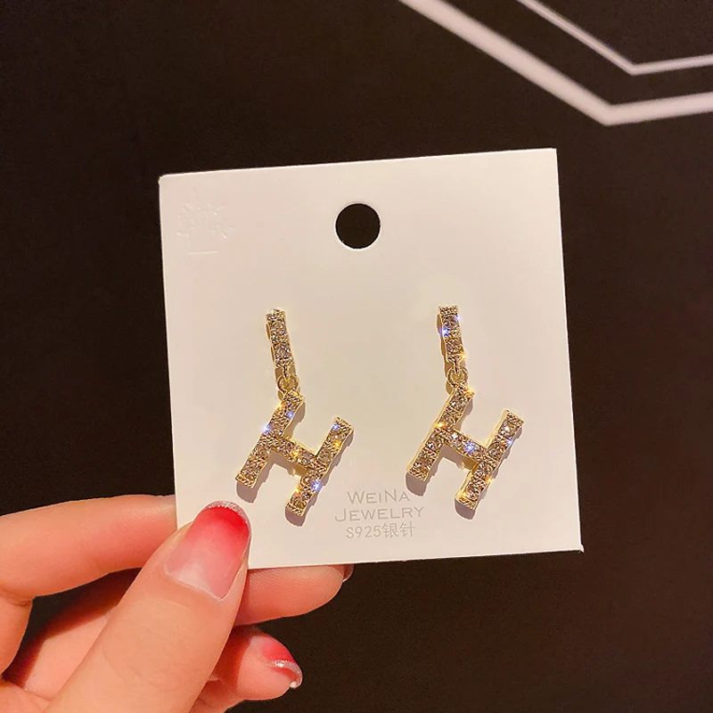 Luxury Brand Long Chain Letter H Hanging Earrings For Women Crystal Big Dangle Earring Wedding Jewelry Statement 2020
Luxury Brand Long Chain Letter H Hanging Earrings For Women Crystal Big Dangle Earring Wedding Jewelry Statement 2020