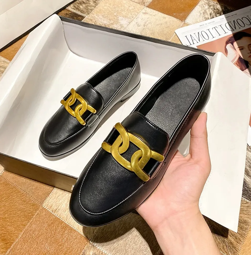 Loafers women's one-step low-heeled single shoes horsebit buckle retro British style flat small leather shoes
Loafers women's one-step low-heeled single shoes horsebit buckle retro British style flat small leather shoes