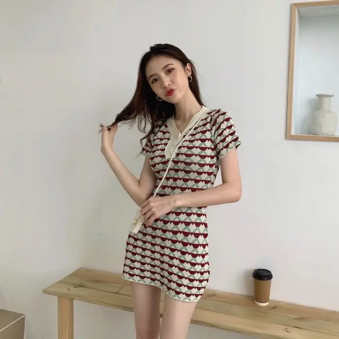 Summer 2021 new style slim temperament jacquard short-sleeved skirt thin section V-neck slim knit women's casual dress
Summer 2021 new style slim temperament jacquard short-sleeved skirt thin section V-neck slim knit women's casual dress