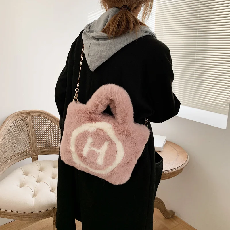Women 2022 New Versatile Portable Plush Bag Fashion Single Shoulder Tote Bag Casual Patchwork Soft Solid Bag Versatile
Women 2022 New Versatile Portable Plush Bag Fashion Single Shoulder Tote Bag Casual Patchwork Soft Solid Bag Versatile