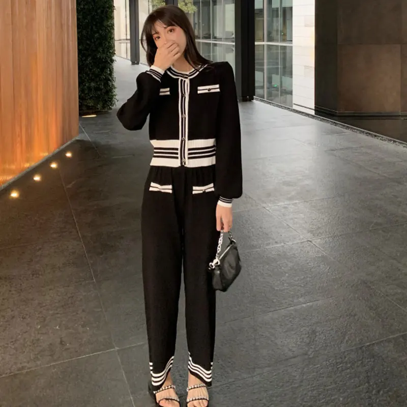 2022 New Spring Casual Women's Tracksuit 2 Piece Set Single-Breasted Short Tops + Wide Leg Pants Stitching Color Knitted Clothes
2022 New Spring Casual Women's Tracksuit 2 Piece Set Single-Breasted Short Tops + Wide Leg Pants Stitching Color Knitted Clothes