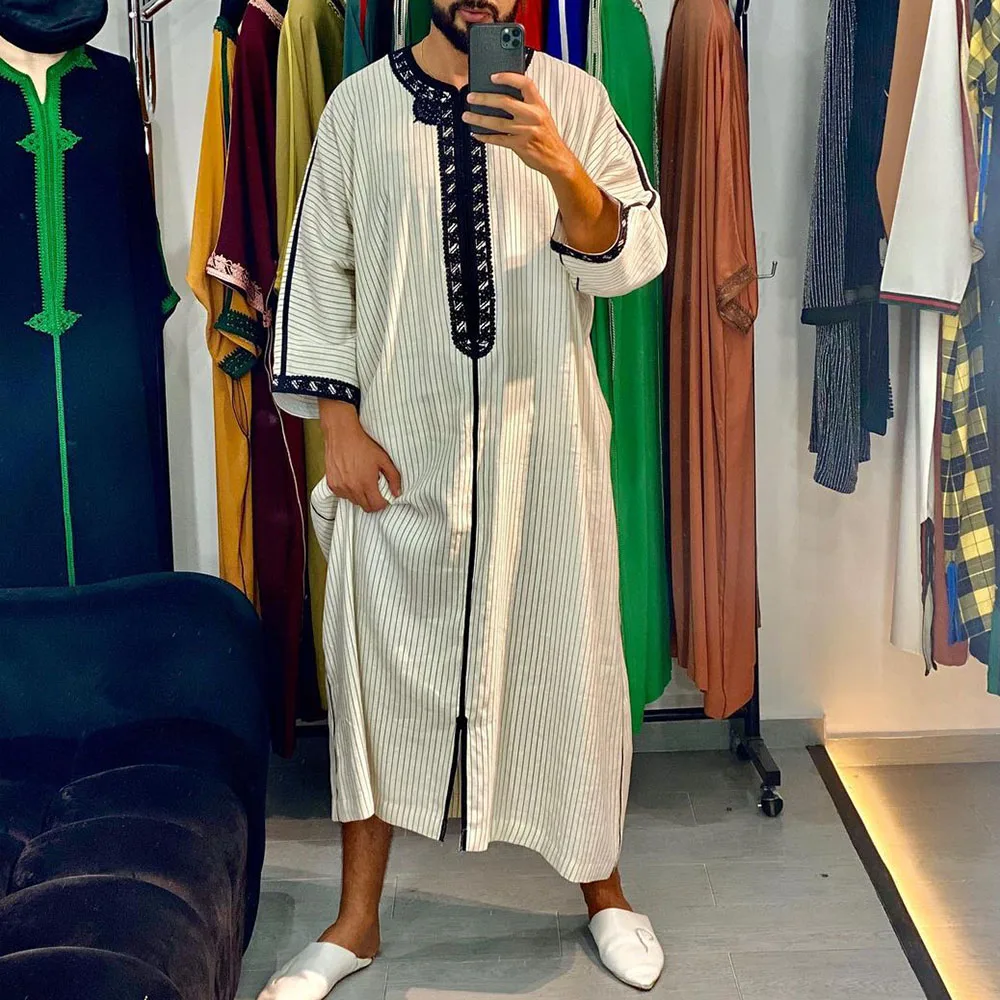 Muslim Fashion Men Robe Dress Long Abaya Kaftan Islamic Ethnic Men Clothing Arab Dress 2021 Striped Print Patchwork Shirt Robe 
Muslim Fashion Men Robe Dress Long Abaya Kaftan Islamic Ethnic Men Clothing Arab Dress 2021 Striped Print Patchwork Shirt Robe