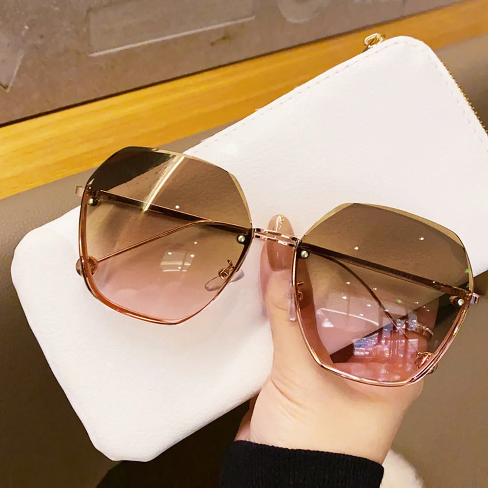 2021 New Half Metal Frame Sunglasses Vintage Trimming Trendy Gradient Lenses Sun Glasses Personality Street Beat Goggle UV400
2021 New Half Metal Frame Sunglasses Vintage Trimming Trendy Gradient Lenses Sun Glasses Personality Street Beat Goggle UV400