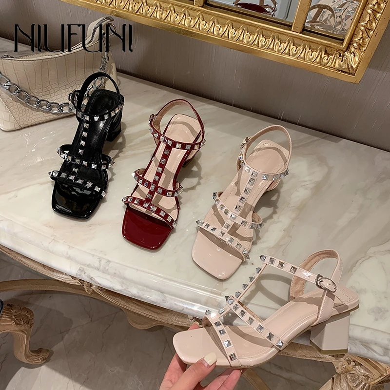 Rivet Open Toe Thick High Heels Roman Women's Sandals 2021 Belt Buckle Fairy Hollow Square Toe Women Shoes Solid Color Sandals
Rivet Open Toe Thick High Heels Roman Women's Sandals 2021 Belt Buckle Fairy Hollow Square Toe Women Shoes Solid Color Sandals